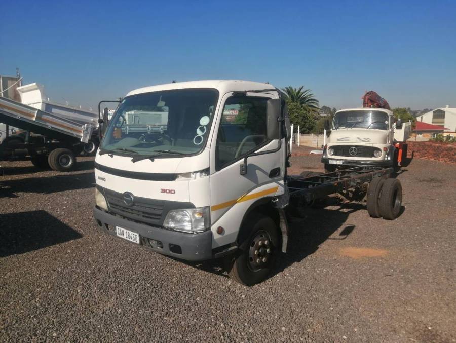 Hino, 300 Series, 4x2 Drive, Chassis Cab Truck, Used, 2011